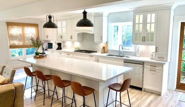 Experience The Retreat Home with hot tub and EV charge in Niagara-on-the-Lake