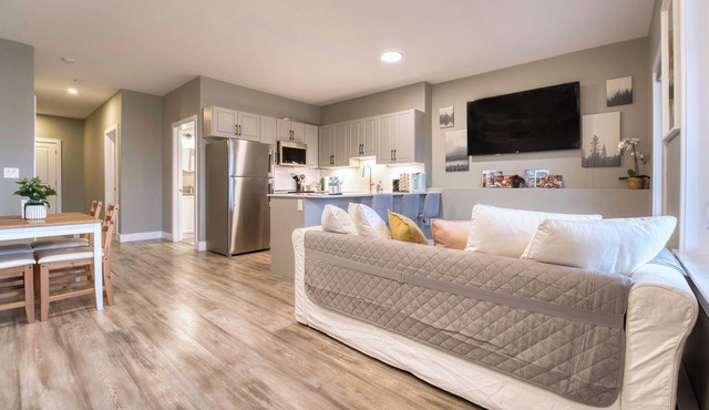 Family friendly king size bed+ sofa bed and rolling twin bed 15 min to downtown in Halifax