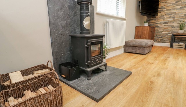 FIR TREE COTTAGE, pet friendly, with a garden in Llanrug in Caernarfon