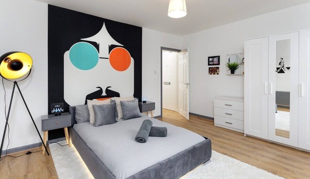 Flatzy - Iconic Beatles and Liverpool Culture Home in Liverpool
