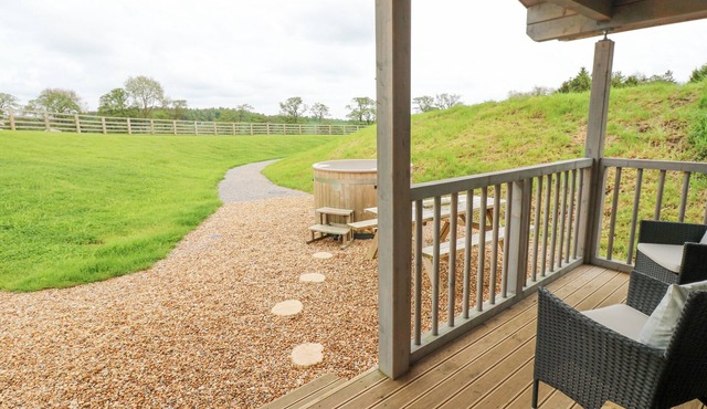 FOXES DEN, pet friendly, with hot tub in Staindrop in Darlington