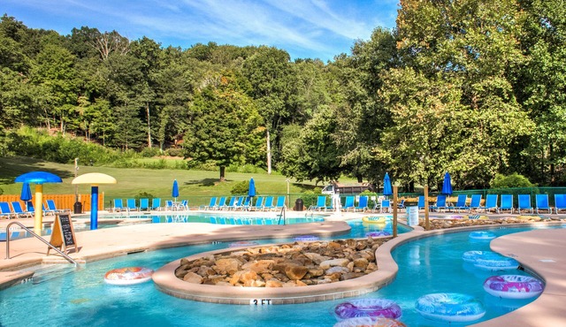 Good Vibes - Located in Rumbling Bald Resort, 3BR, 4.5BA, Air Hockey, Great Internet in Lake Lure