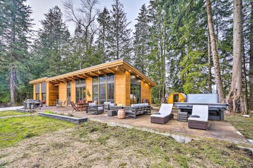 Heated Swim Spa! 15-Acre Cabin on Skykomish River in Gold Bar