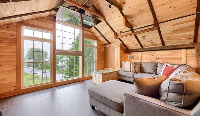 Historic Mill House w Hot Tub and Fishing Pond in Reinholds
