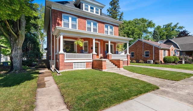 Historic two bedroom 2nd floor unit in a quiet De Pere neighborhood in De Pere