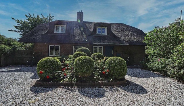Holiday home Haus unter Reet in Nebel