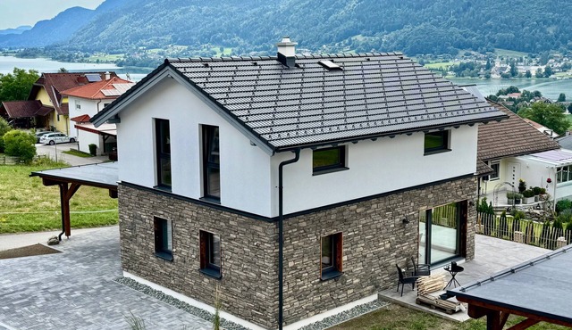 Holiday Home 'Steinrose' with Lake View, Private Terrace and Wi-Fi in Bodensdorf