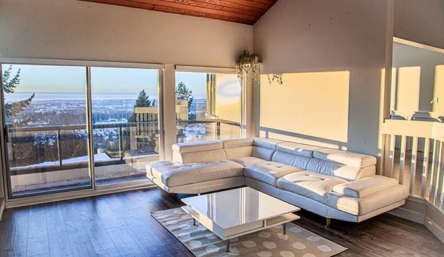 Indoor pool, central, king bed in Abbotsford