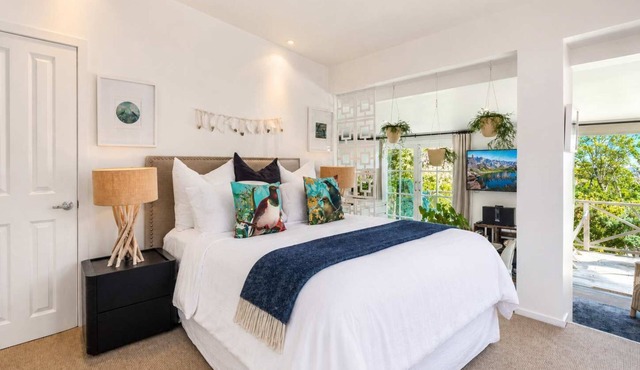 Jacksons Hideaway - Enclosure Bay Cottage in Waiheke Island