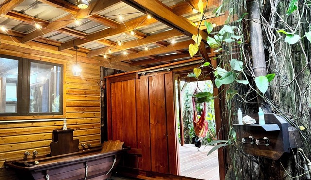 Jungle Bluff Beach Paradise: Nature Cottage Starlink & 2 Min to Beach AC soon in Bocas del Toro