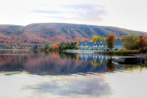 Keltic Quay Cottages & Bayfront Lodge in Whycocomagh