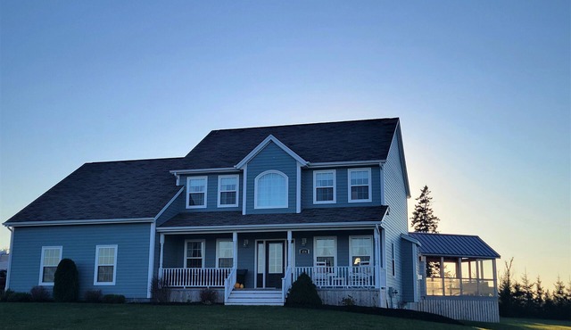 King's Landing - Water View Home with heated pool, quiet area, centrally located in Breadalbane
