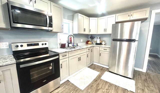 Kingston Downtown I Laundry Firepit 4 TVs Fireplace & ADA 1st floor w Shower in Kingston