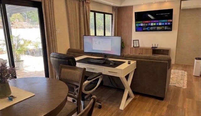 La Porta - Remote Work - King Bed with Patio Hot Tub and Sun Deck in Fitts Village