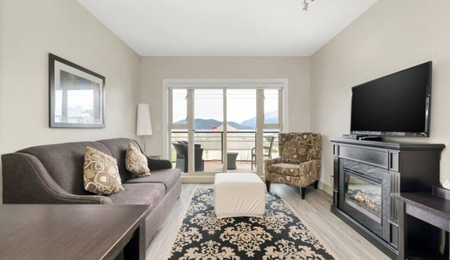 Lakefront Lux 2BR Symphony Of Comfort/Style For 12 in Harrison Hot Springs
