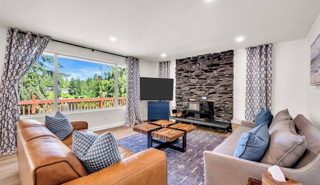 Lakefront Retreat for 6 with Stunning Views, Sauna in Snohomish