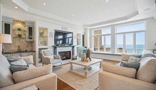 Lakeside – Luxury Waterfront Retreat with Skyline Views in Hamilton