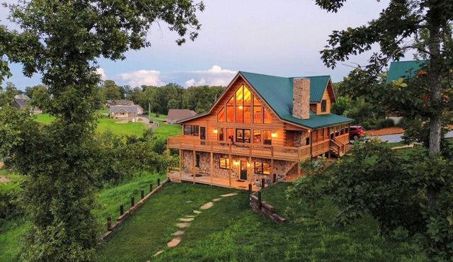 Large Deck & Shared Dock: Cabin on Kentucky Lake! in Gilbertsville
