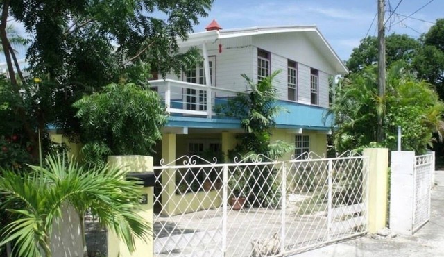 Lovely south coast apartment, 2 bedrooms with A/c, patio, garden, walk to beach