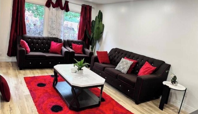 Luxe 3BR. Clean Central & Bright in Kitchener