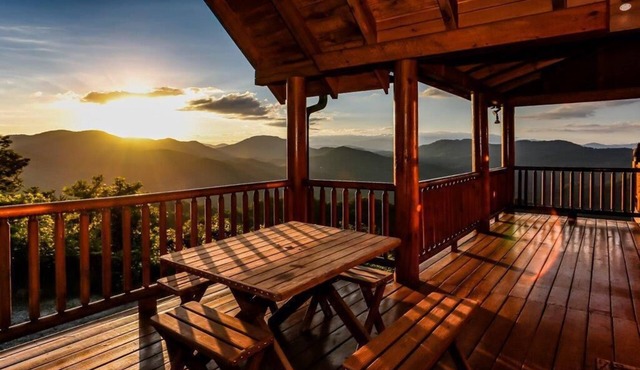 Luxurious Mountain Retreat with Amazing Views in Lake Lure