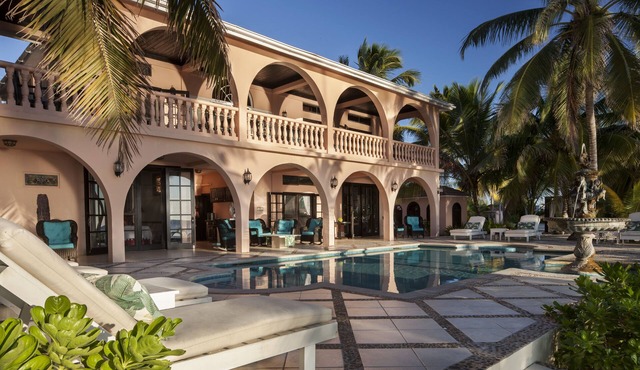 Luxury 250' long Beachfront-Pool,Horse Fountain, Snorkeling, Volleyball & Chef! in San Pedro Town