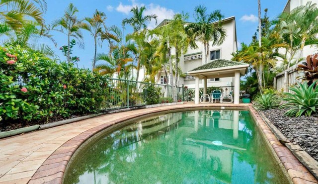 Luxury Beach Front Accommodation in Trinity Beach