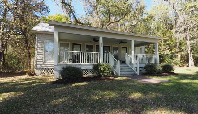 Marsh-view Cottage in the Woods: surrounded by majestic oaks, birdsong & marsh! in Ridgeland