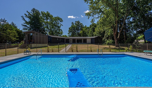 MidCenturyMod spectacularly Renovated 1 LEVEL living paradise +EV charger in Redding