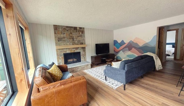 Modern 2 Bedroom condo with pool and amazing view! Close to ski lifts & downtown! in Ketchum