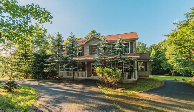 Modern 6BR: Hot Tub, Sauna, Gameroom, Mins to Lake in Pocono Summit