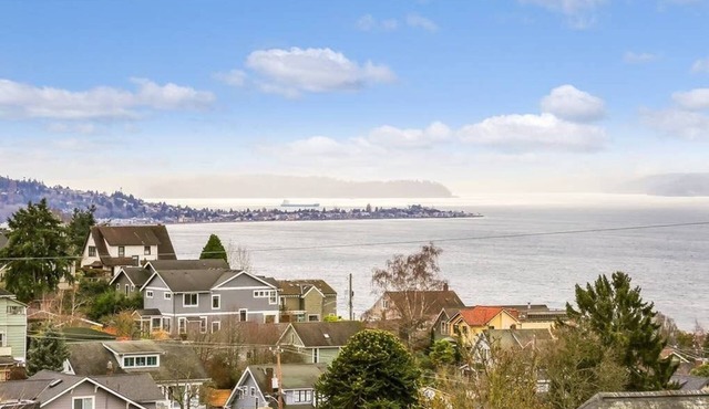 Modern, airy and bright, this private apartment sits on the top of Queen Anne hill. in Seattle