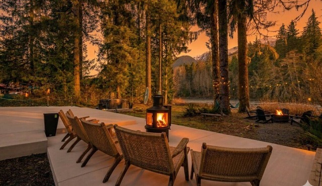 Mountain + Riverfront cabin w/hot tub + sauna 2B1Ba in Granite Falls