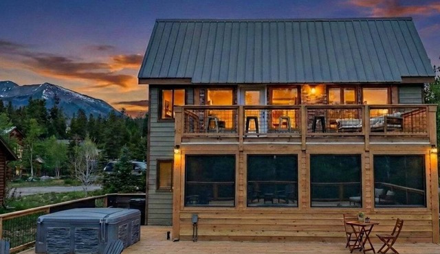 ⛷️Mountain View Home🌲4 Seasons Room☀️Rooftop Deck♨️Hot Tub🤑$0 Cleaning Fees in Frisco