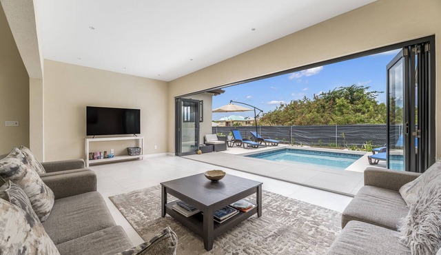 New Family-sized House w/pool, 5 mins from beach