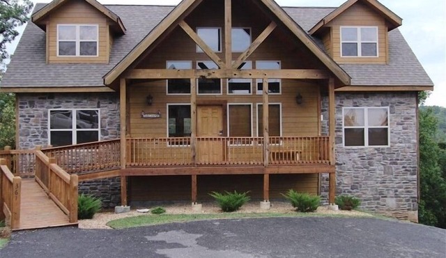 NEW INDOOR POOL 6BR 6BA Cabin Sleeps 22 By Silver Dollar City & Table Rock Lake in Branson