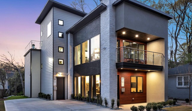 New Modern Home near Atlantic Station with Balcony and Rooftop Deck in Atlanta