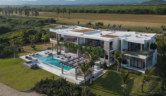 Niku House: Beachfront Luxury Villa for 12 with Chef, Staff & Ocean Views in Punta de Zicatela