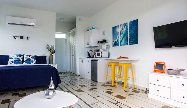 ★ Ocean Loft - Huge corner loft “Place to be” in Puntas - Steps to Sandy Beach ★ in Rincon