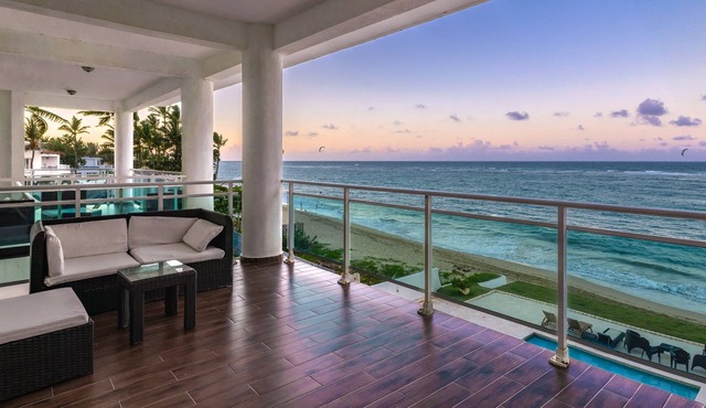 Oceanfront Hot Tub Pool King Size Bed 305 in Kite Beach