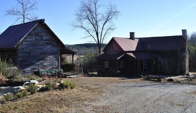 One of a kind historic farmhouse 10 minutes from Tryon Equestrian. Speaks French in Rutherfordton