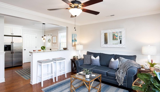 Palm Key - Cozy Coastal Charm in Charleston