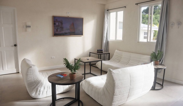 Peaceful 2-bedroom apartment with AC in the heart of the South Coast