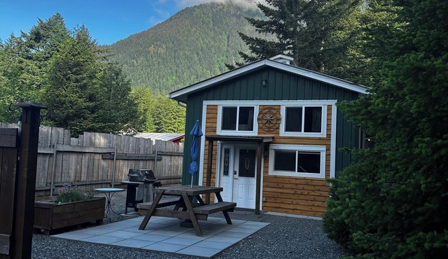 Private and cozy cabin with mountain views! Minutes away from historic Hope BC. in Hope