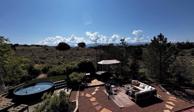 Private Hiking, 6-Acre Sanctuary, Dog friendly, Hot Tub, Fireplaces, Pool in Española