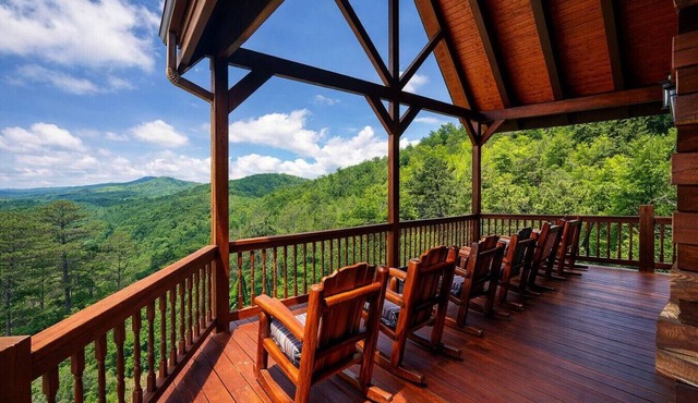 Private Mountain Escape for Large Groups Sleeps 17 in Dobson