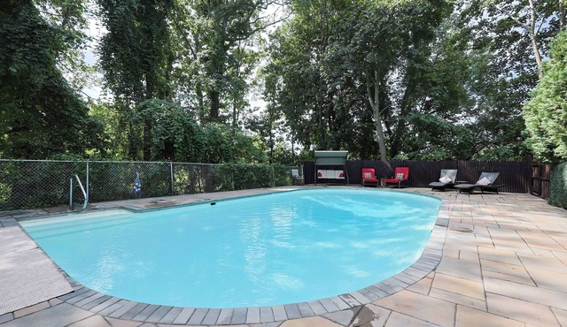 Quiet, upscale Boston Suburb stay-fast access to Boston hub & hospitals STR25-22 in Newton