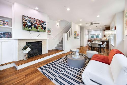 Rare 3BR Modern Urban Escape Private Garage in Seattle