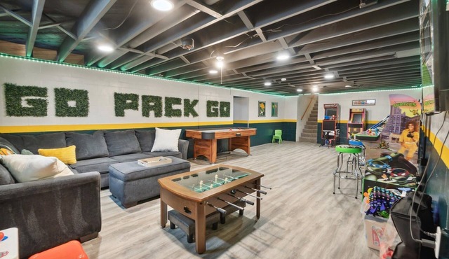 Rest UR Cheesehead 9 min walk Lambeau-3 BR+arcade in Green Bay