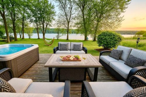 River Front Home Good for Family and Groups in East Haddam